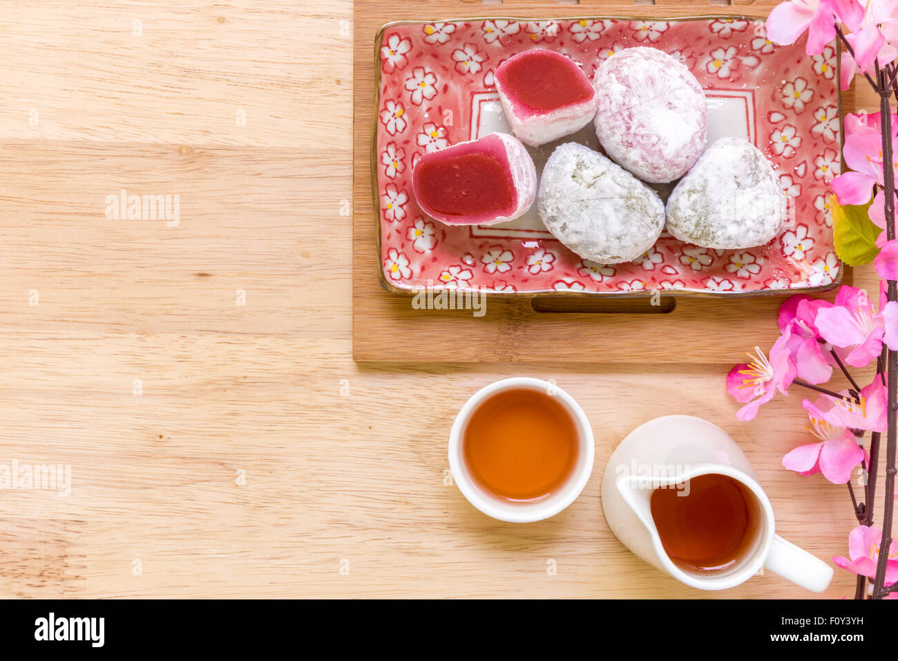 Daifuku tradizionale giapponese del dessert consumato con tè sfondo. Foto Stock