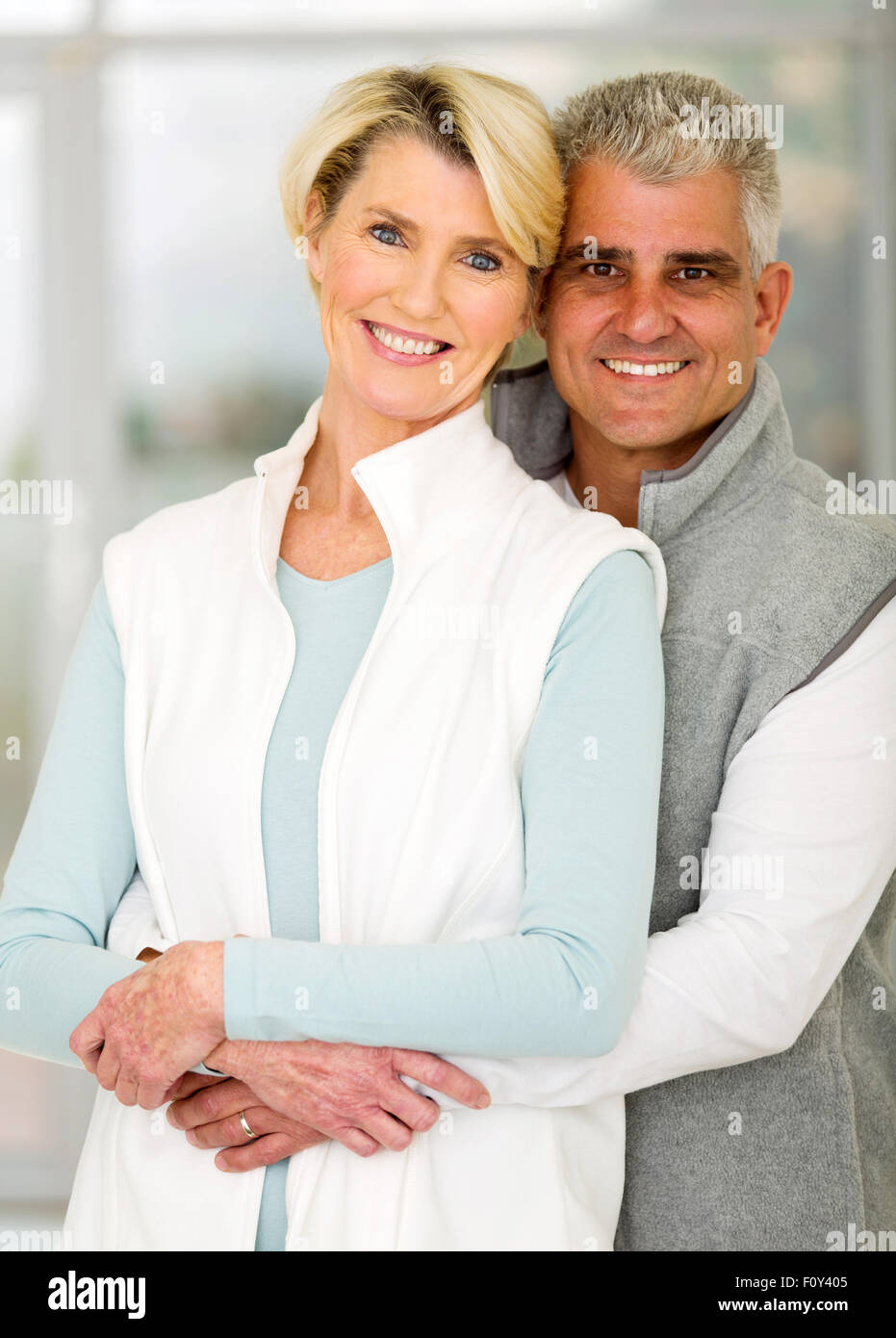 Ritratto di felice coppia senior costeggiata a casa Foto Stock