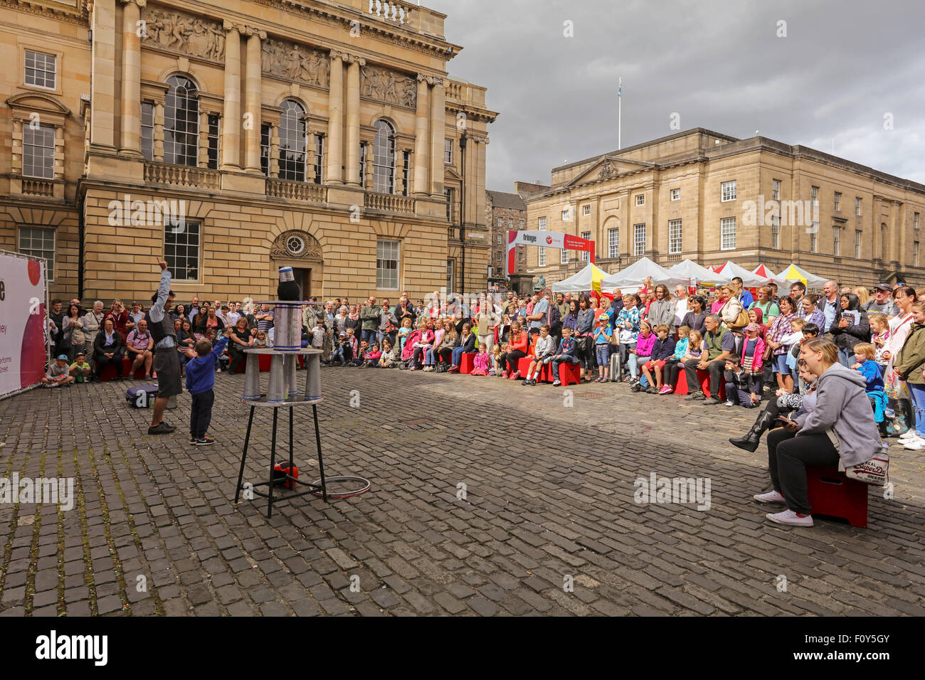 Gli spettatori a guardare atto al fringe di Edimburgo. Foto Stock