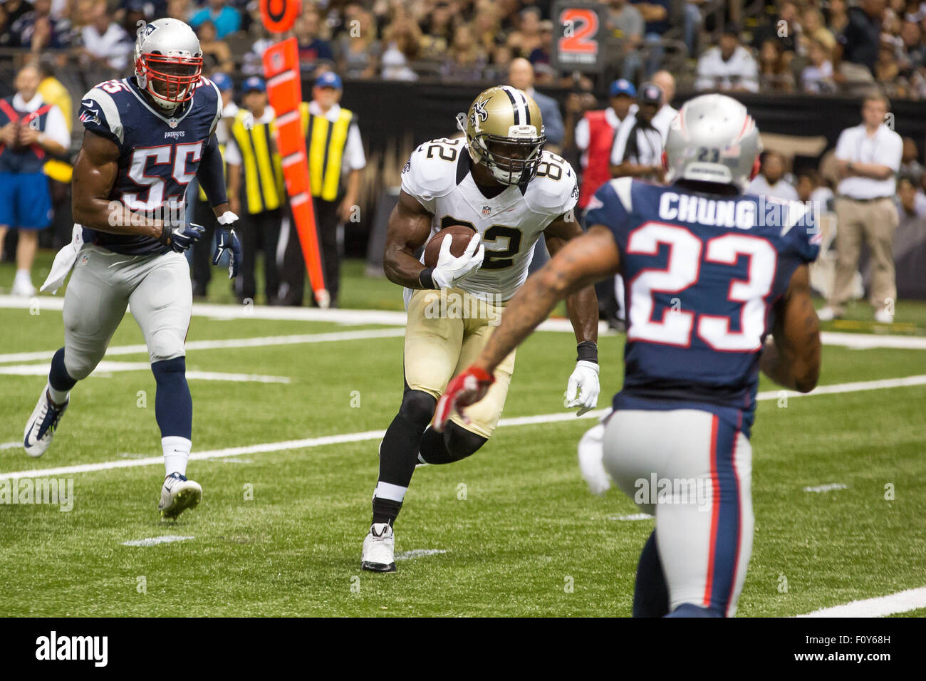 Agosto 22, 2015 - New England Patriots sicurezza forte Patrick Chung (23) e linebacker Jonathan Freeny (55) chase down New Orleans Saints stretto fine Benjamin Watson (82) durante il gioco tra New England Patriots e New Orleans Saints presso la Mercedes-Benz Superdome di New Orleans, LA. Stephen Lew/CSM Foto Stock