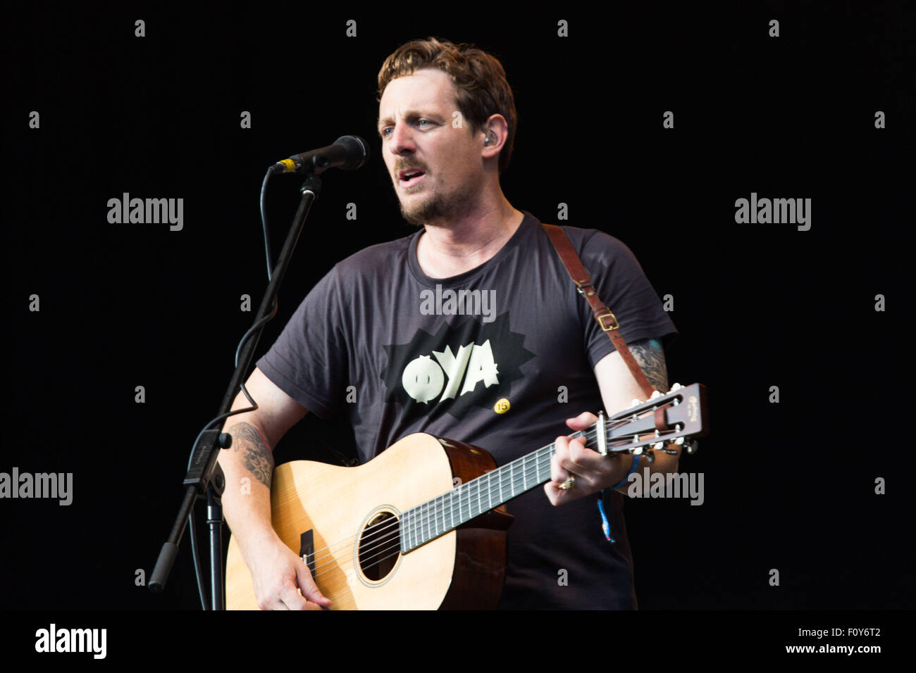 STURGILL SIMPSON live in concerto sul Mountain Stage il secondo giorno del Green Man Festival a Glanusk Park vicino Brecon, Galles, Regno Unito, il 22 agosto 2015. Foto: Rob Watkins. INFORMAZIONI: Sturgill Simpson è un musicista che sfida il genere, noto per aver mescolato country, rock e americana. I suoi testi introspettivi e la sua voce grezza risuonano profondamente con gli ascoltatori, guadagnandosi il plauso della critica e una base di fan devoti in tutto il mondo. Foto Stock