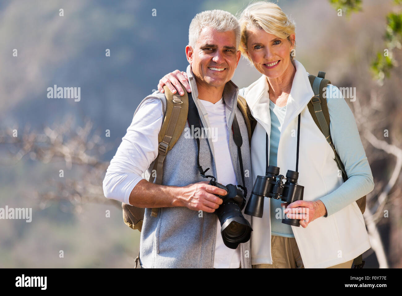 Ritratto di coppia di mezza età abbracciando in montagna Foto Stock