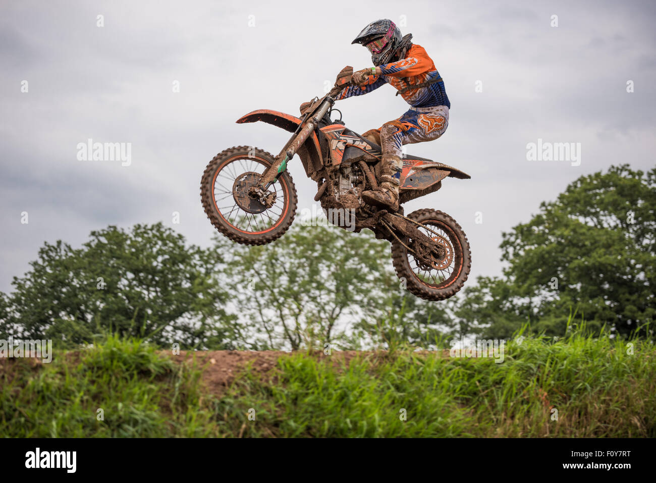 Motociclisti praticare su una pista di motocross in Shifnal Regno Unito Foto Stock