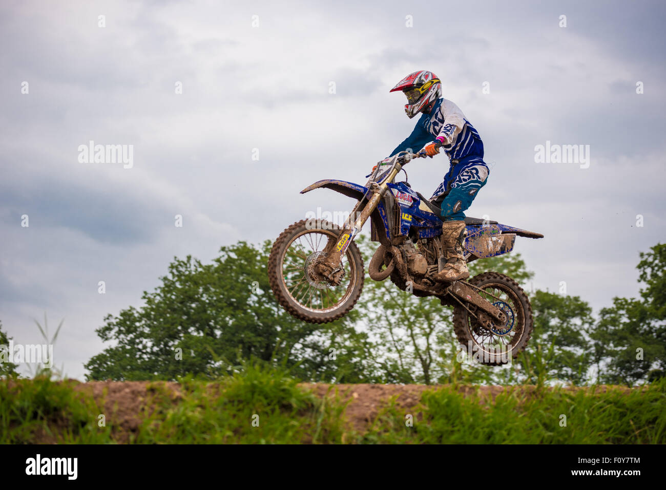 Motociclisti praticare su una pista di motocross in Shifnal Regno Unito Foto Stock