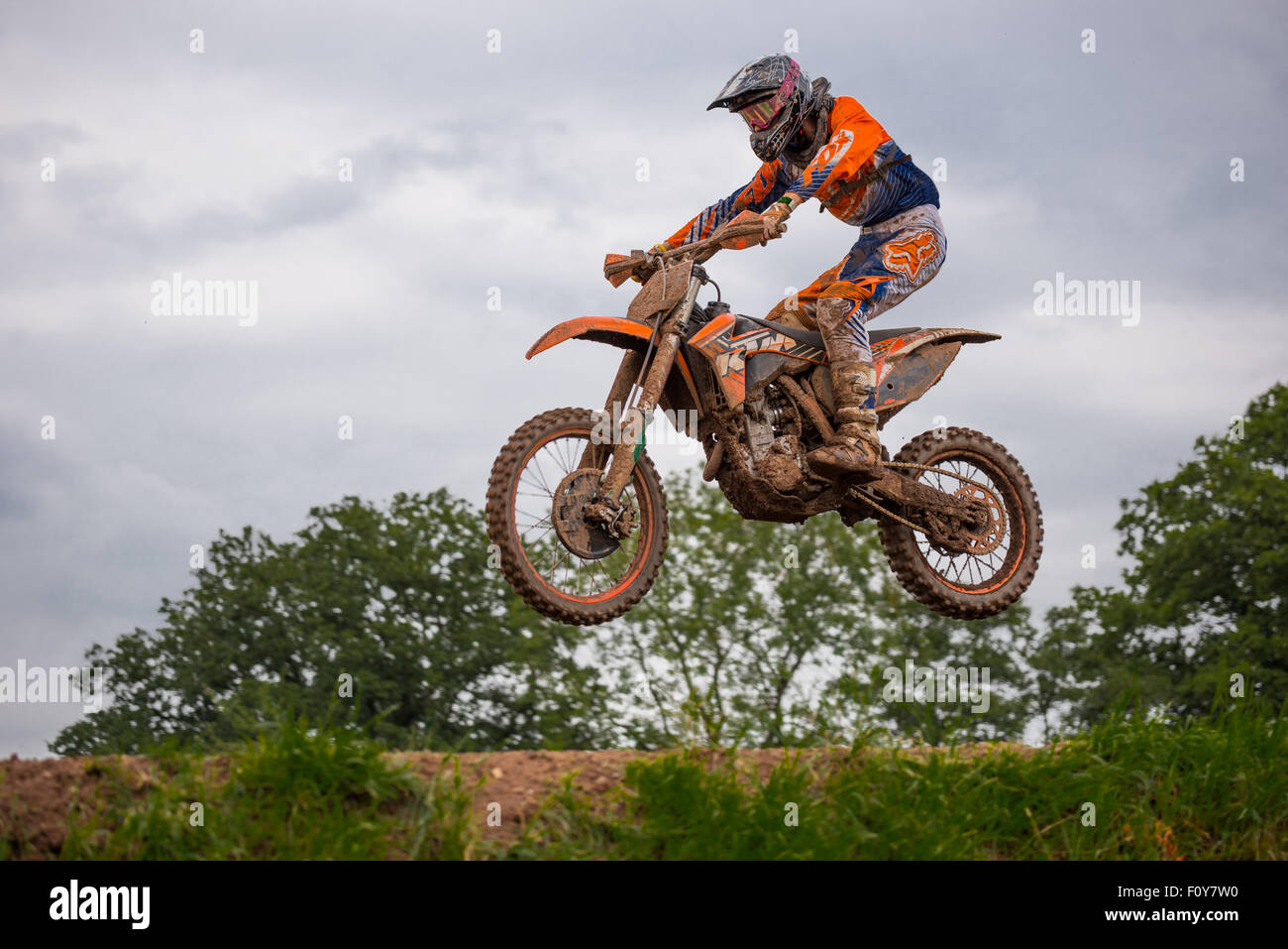 Motociclisti praticare su una pista di motocross in Shifnal Regno Unito Foto Stock