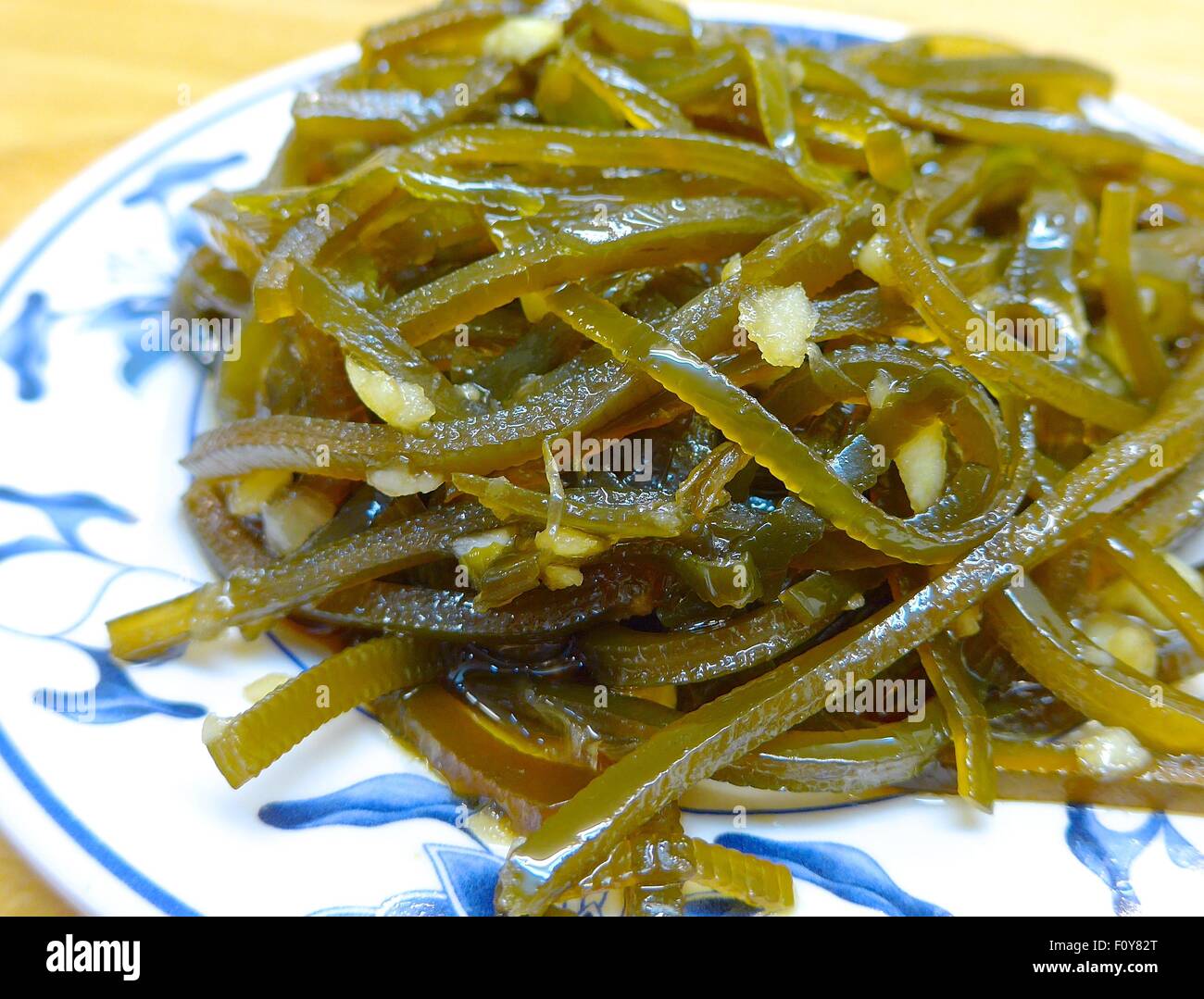 Le fette di insalata di alghe condite con aglio Foto Stock