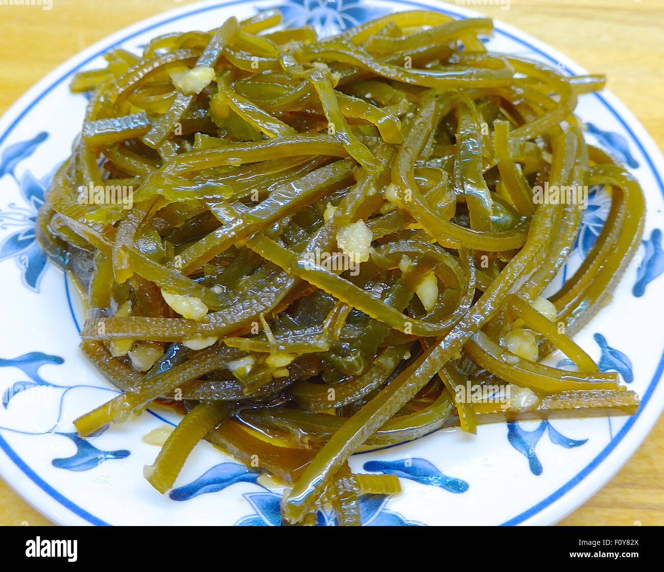 Le fette di insalata di alghe condite con aglio Foto Stock