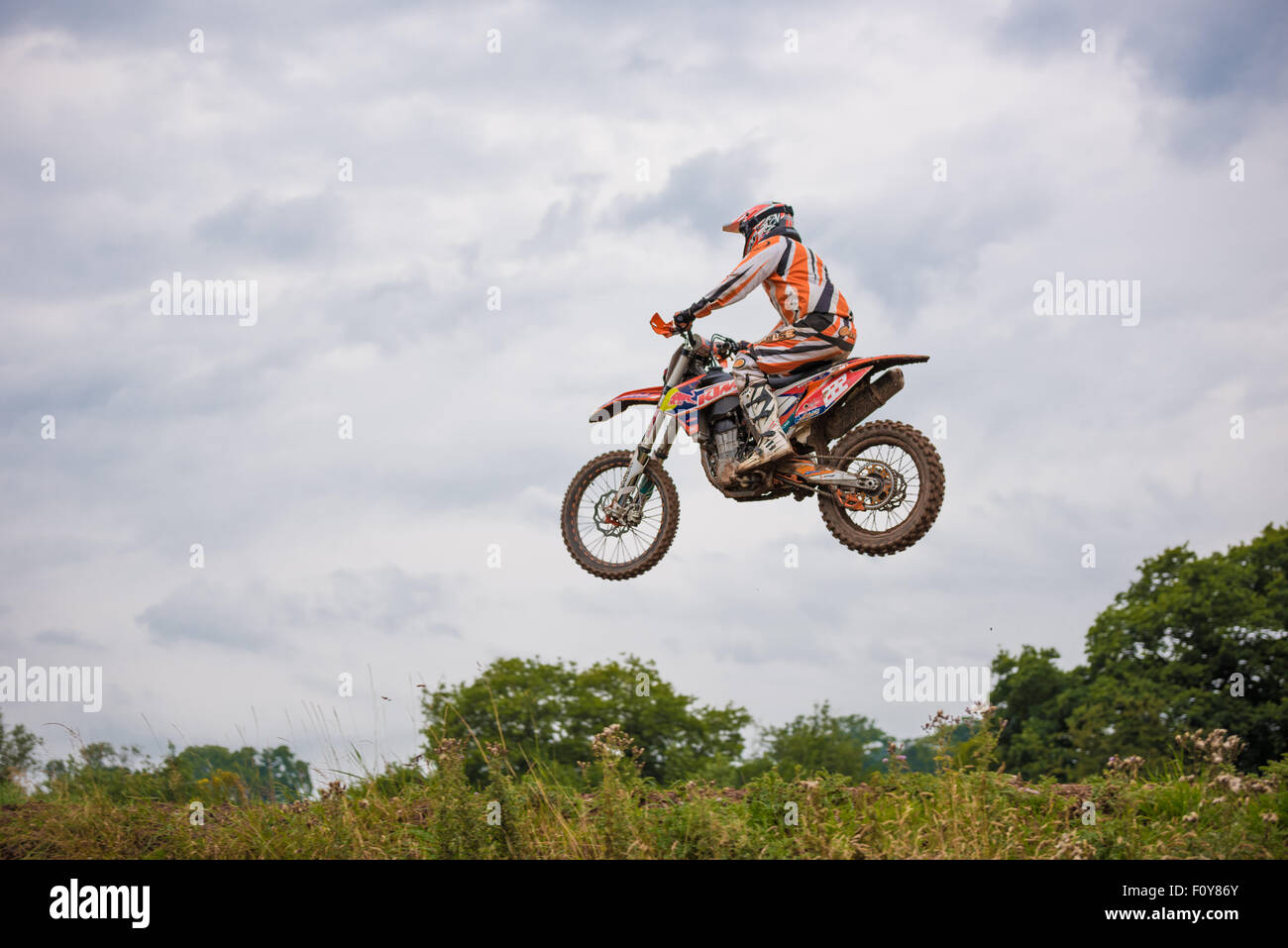 Motociclisti praticare su una pista di motocross in Shifnal Regno Unito Foto Stock