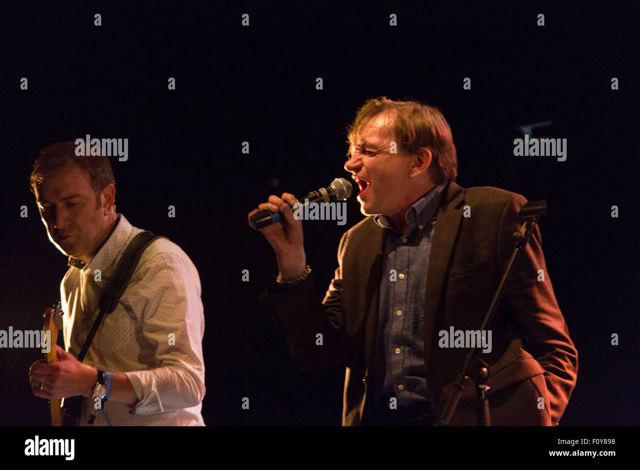 Glanusk Park vicino a Brecon Galles, 22 agosto 2015. Il secondo giorno del Green Man festival di musica nel Brecon Beacons Montagne in Galles. La folla sperimentato 24C di calore e di enorme di temporali. Nella foto: Punk legend MARK E SMITH della caduta di riproduzione sul lontano fuori fase. Credito: Rob Watkins/Alamy Live News Team Foto Stock