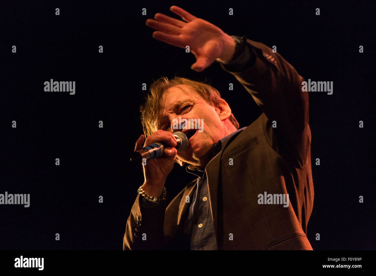 Glanusk Park vicino a Brecon Galles, 22 agosto 2015. Il secondo giorno del Green Man festival di musica nel Brecon Beacons Montagne in Galles. La folla sperimentato 24C di calore e di enorme di temporali. Nella foto: Punk legend MARK E SMITH della caduta di riproduzione sul lontano fuori fase. Credito: Rob Watkins/Alamy Live News Team Foto Stock