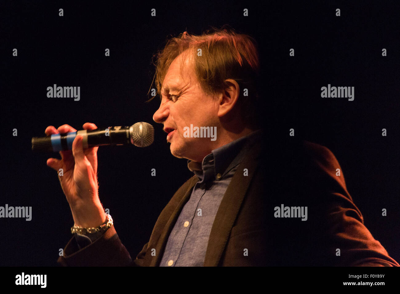 Glanusk Park vicino a Brecon Galles, 22 agosto 2015. Il secondo giorno del Green Man festival di musica nel Brecon Beacons Montagne in Galles. La folla sperimentato 24C di calore e di enorme di temporali. Nella foto: Punk legend MARK E SMITH della caduta di riproduzione sul lontano fuori fase. Credito: Rob Watkins/Alamy Live News Team Foto Stock