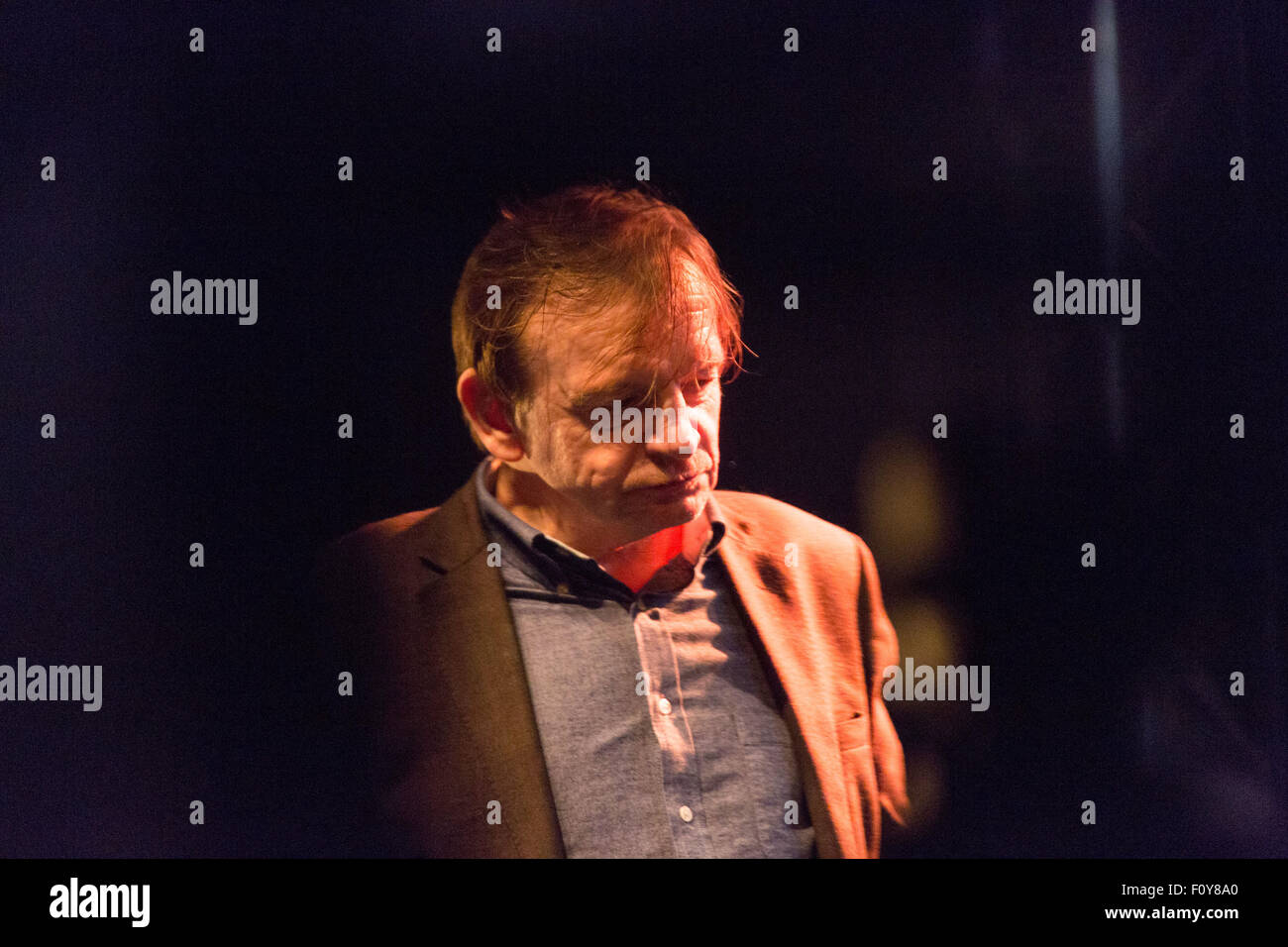 Glanusk Park vicino a Brecon Galles, 22 agosto 2015. Il secondo giorno del Green Man festival di musica nel Brecon Beacons Montagne in Galles. La folla sperimentato 24C di calore e di enorme di temporali. Nella foto: Punk legend MARK E SMITH della caduta di riproduzione sul lontano fuori fase. Credito: Rob Watkins/Alamy Live News Team Foto Stock