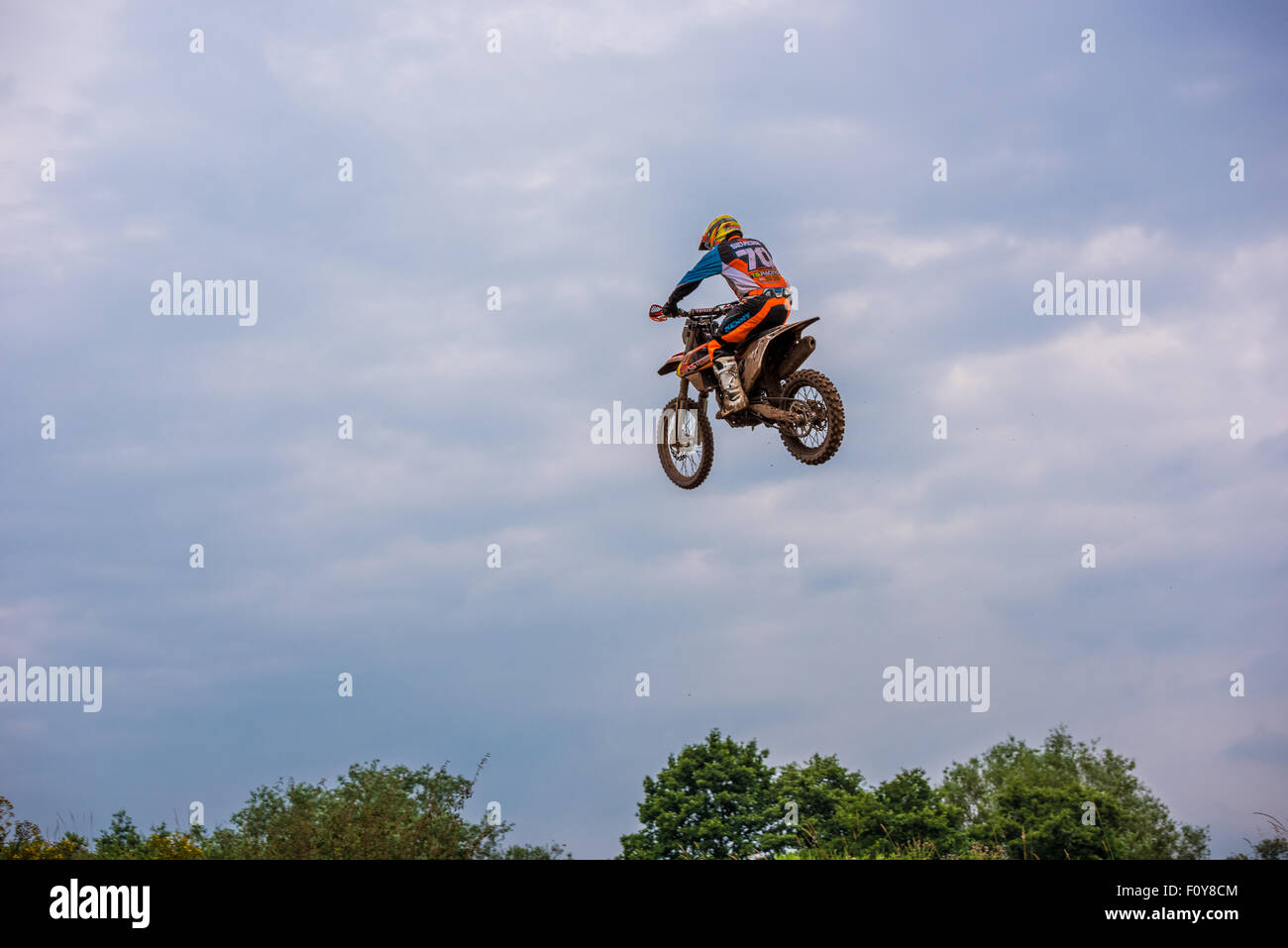 Motociclisti praticare su una pista di motocross in Shifnal Regno Unito Foto Stock
