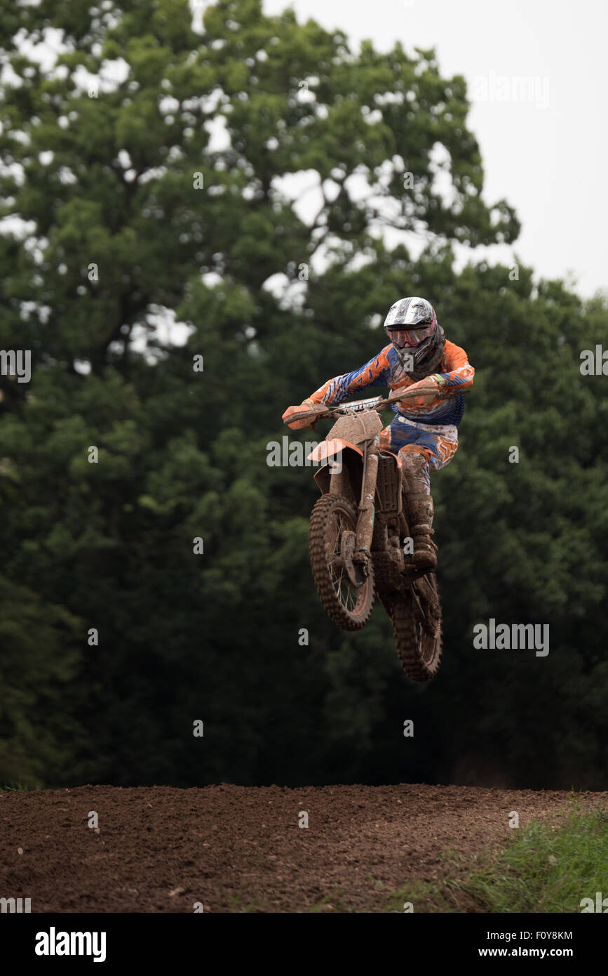 Motociclista a ottenere alcuni aria durante la pratica su una pista di motocross J4M54 in Shifnal Regno Unito Foto Stock