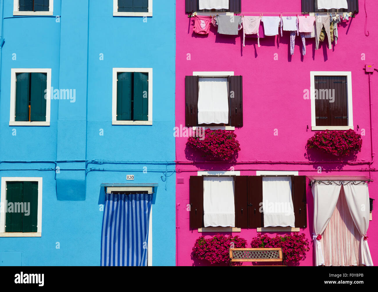 Annesso dipinto luminosamente Burano case laguna di Venezia Veneto Italia Europa Foto Stock