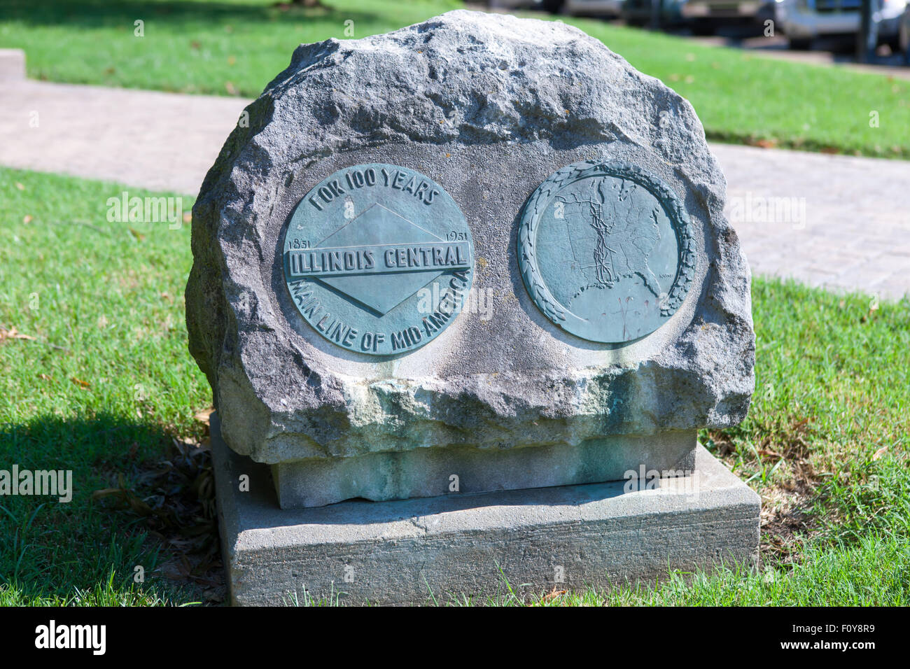 Marcatore storico "100 anni, Illinois Centrale, Mainline del Mid-America' in Jackson, Tennessee. Foto Stock