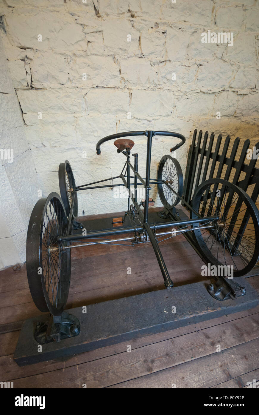 Un ingegnere di Dinorwig il ciclo di ispezione sul display al Penrhyn Castello museo ferroviario in Wales UK Foto Stock
