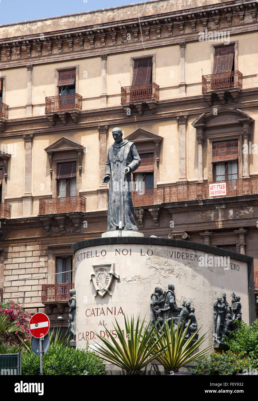 Monumento del Beato Cardinale Giuseppe Benedetto Dusmet a Catania, Sicilia, Italia Foto Stock