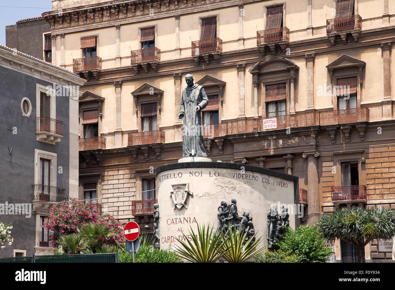 Monumento del Beato Cardinale Giuseppe Benedetto Dusmet a Catania, Sicilia, Italia Foto Stock