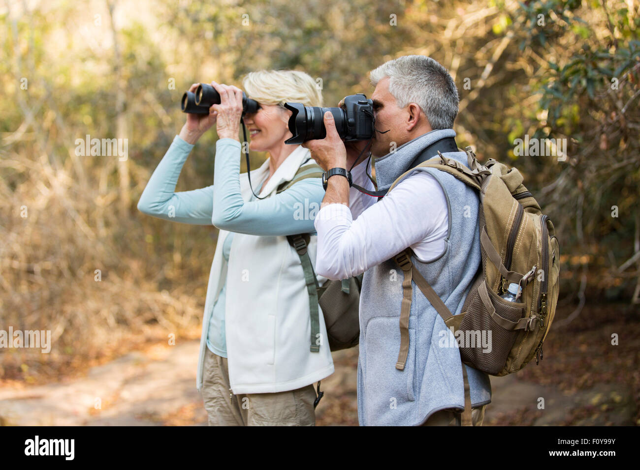 Due senior felici gli escursionisti a valle della montagna Foto Stock
