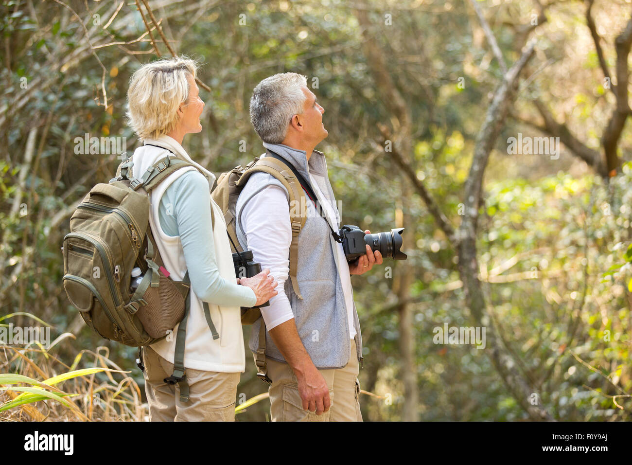 Allegro Coppia di mezza età bird watching nella foresta Foto Stock