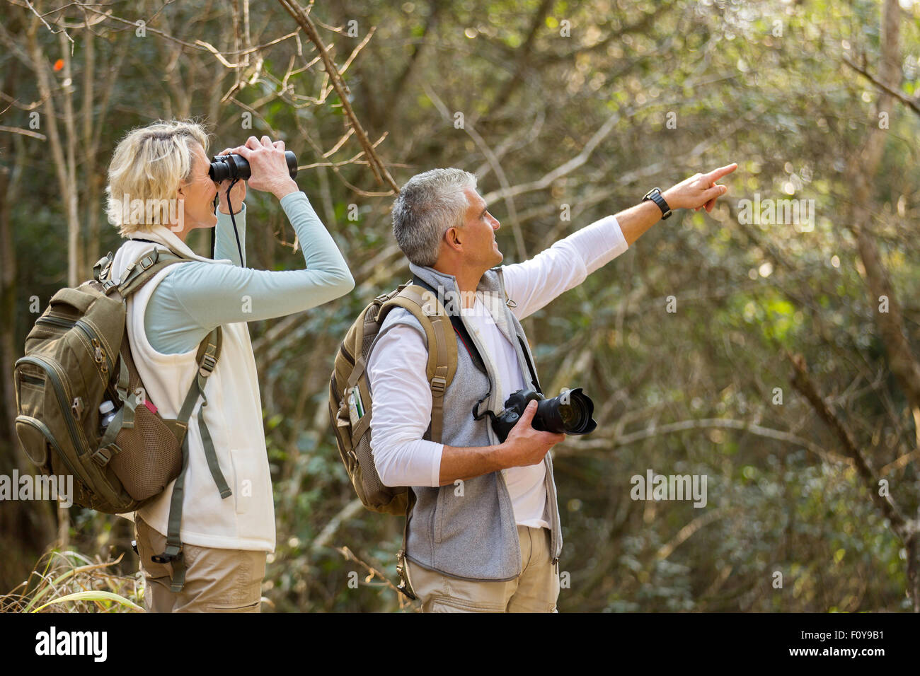 Due persone di mezza età gli escursionisti a valle della montagna Foto Stock