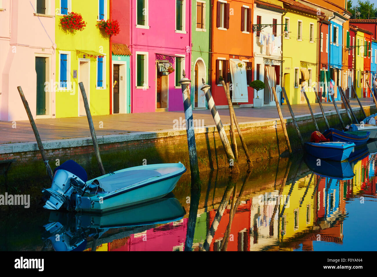 Colori vibranti della terrazza della banca Canale di Beagle alloggia all'alba Burano Laguna di Venezia Veneto Italia Europa Foto Stock