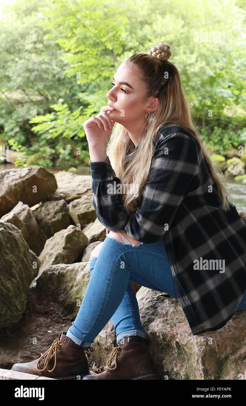 Robusto ragazza adolescente in una posizione urbana indossando un setto nel suo naso. Foto Stock