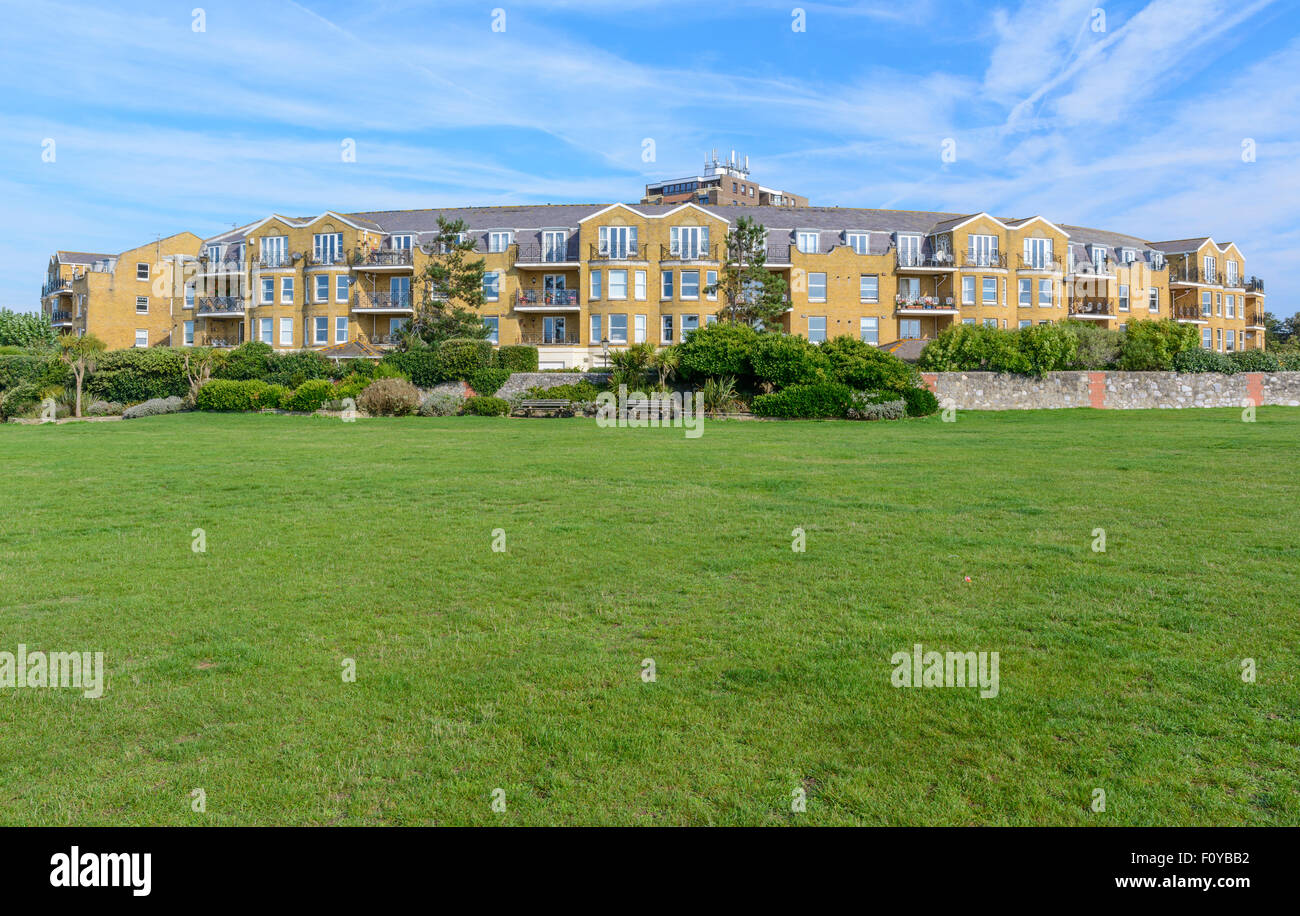 Spiaggia a mezzaluna blocco di appartamento vicino al lungomare di Littlehampton, West Sussex, in Inghilterra, Regno Unito. Foto Stock