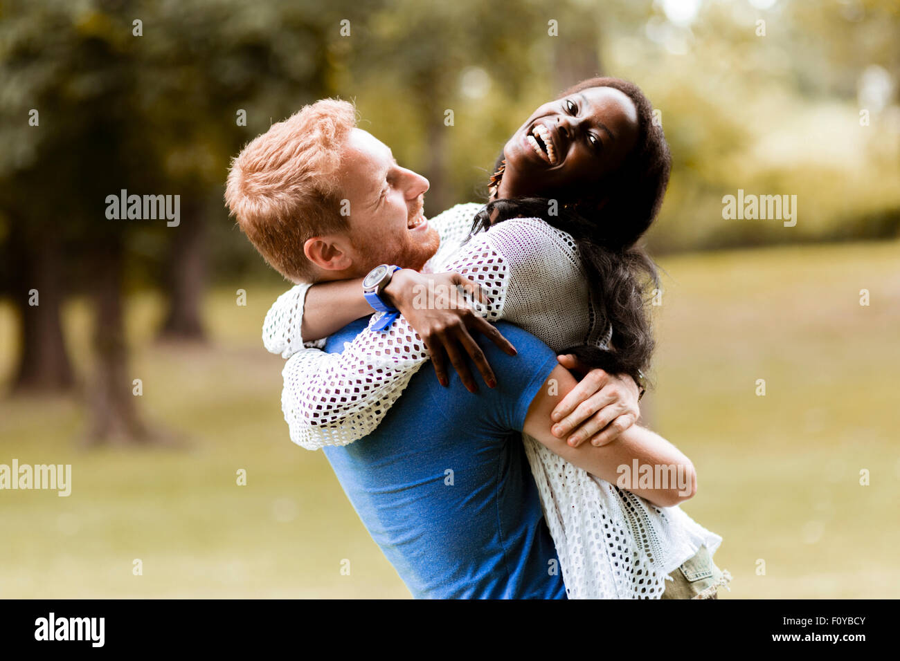 Ritratto di una felice coppia danzante e abbracciando in un parco all'aperto Foto Stock