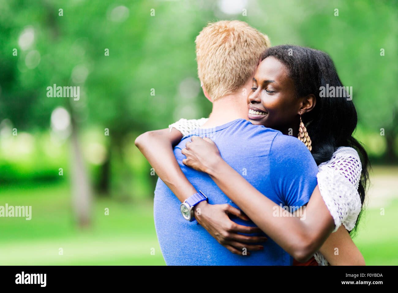 Matura In Amore Abbracciando Pacificamente All Aperto E Di Essere Veramente Felici Sensazione Di Sicurezza E Serenita Foto Stock Alamy