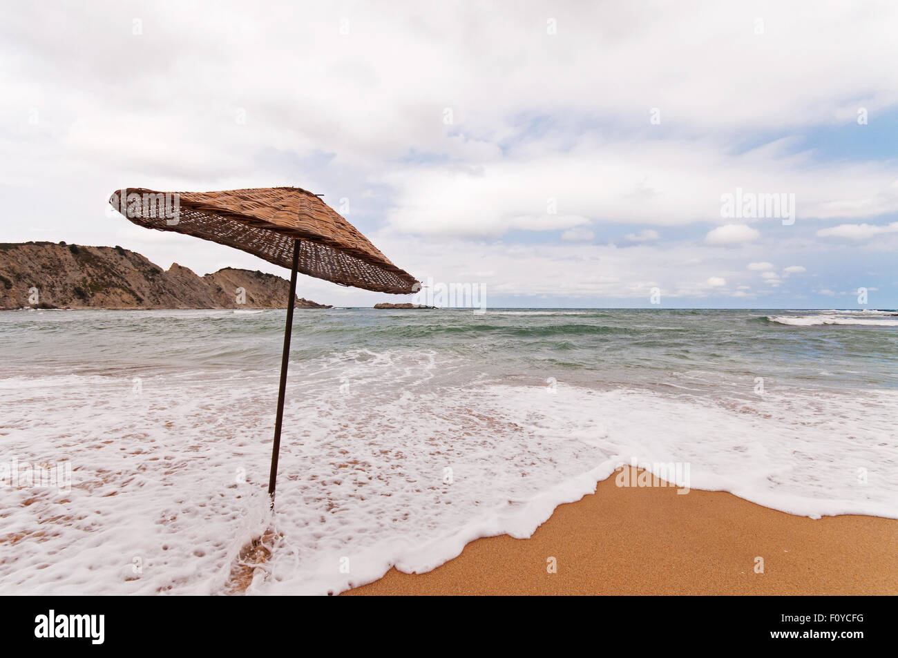 Bella vista da blacksea, Turchia. Mare con onde e ombrello. Foto Stock
