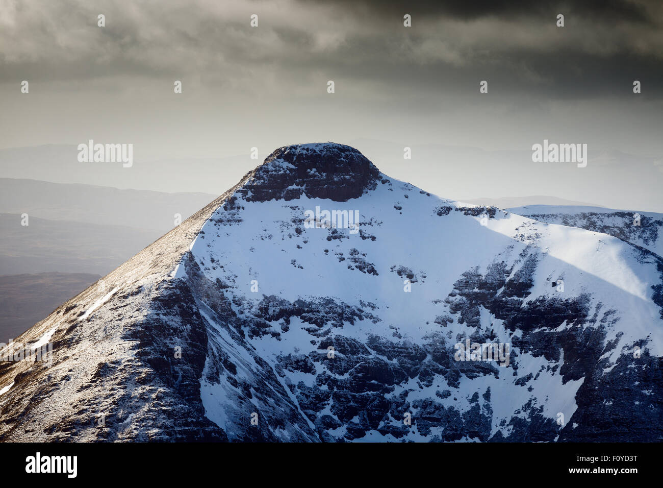 Beinn Damh tra tempeste in un pomeriggio invernale da Maol-Chean Dearg, Torridon, Scozia Foto Stock