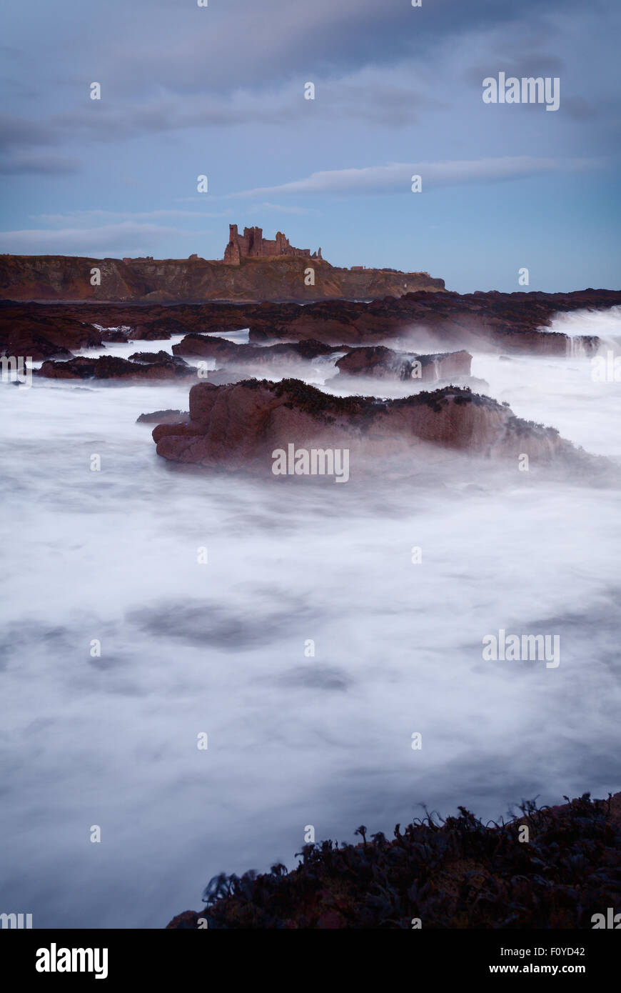 Grandi onde pastella le barriere coralline verso il basso al di sotto del castello Tantallon Foto Stock