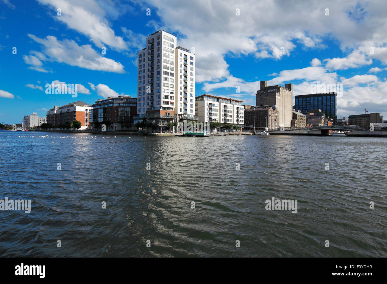 La moderna architettura di Dublin Docklands area su una bella giornata Foto Stock