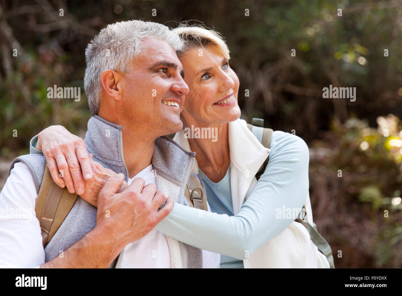 Bella coppia senior fantasticando nella foresta Foto Stock