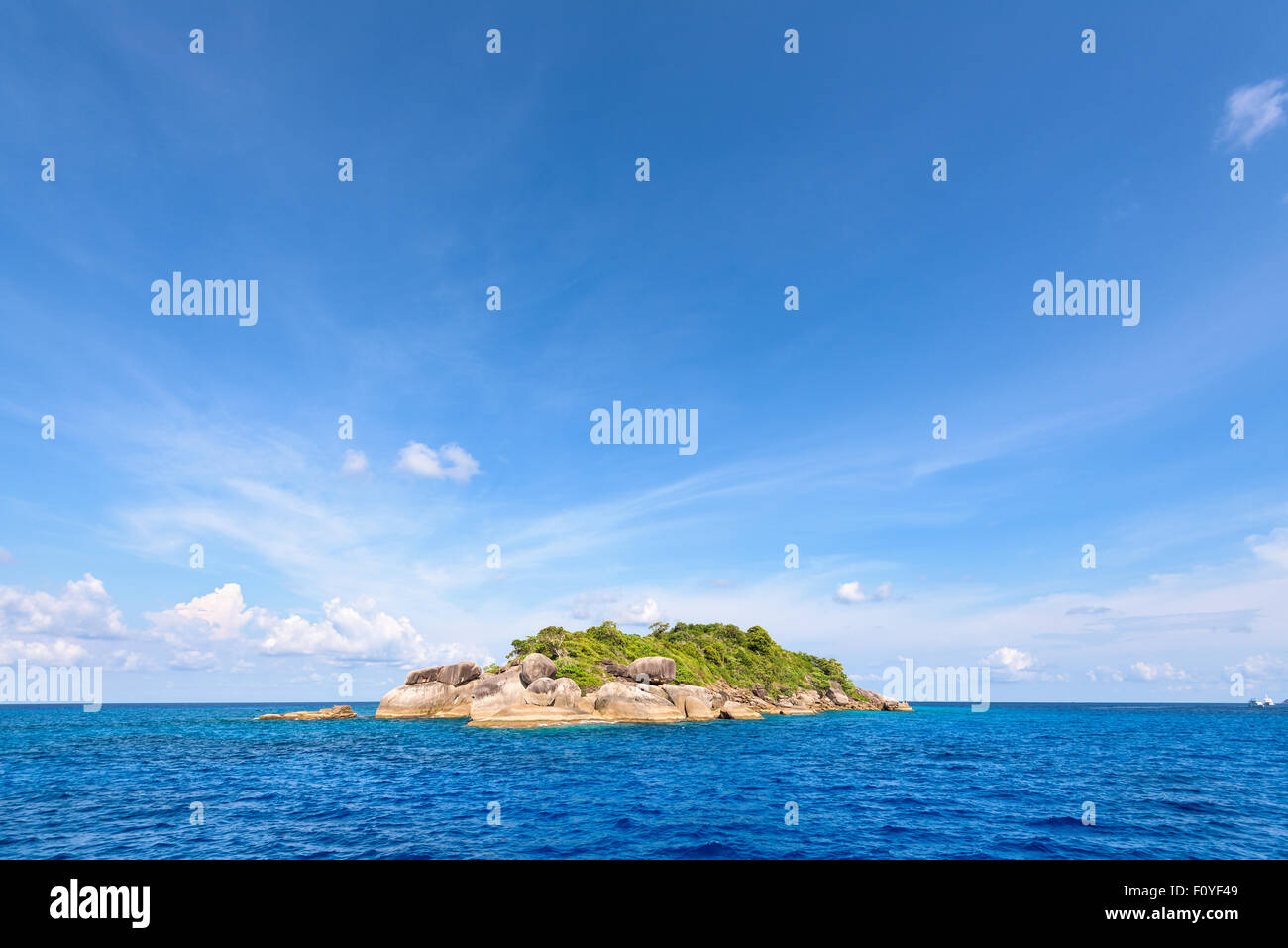 Ko ha è una piccola isola circondata dal mare blu sotto un cielo estivo presso il Mu Ko Similan Parco Nazionale, Phang Nga Foto Stock