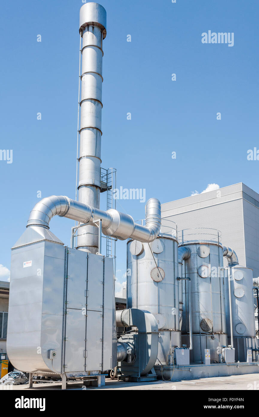 Impianti industriali per la filtrazione di aria inquinata stagni con cisterne e serbatoi per acqua Foto Stock