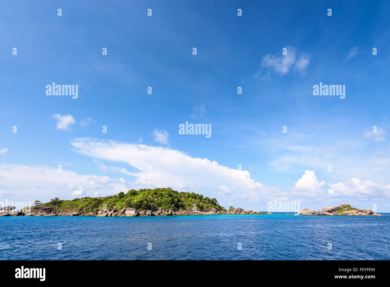 Ko ha è una piccola isola circondata dal mare blu sotto un cielo estivo presso il Mu Ko Similan Parco Nazionale, Phang Nga, Foto Stock