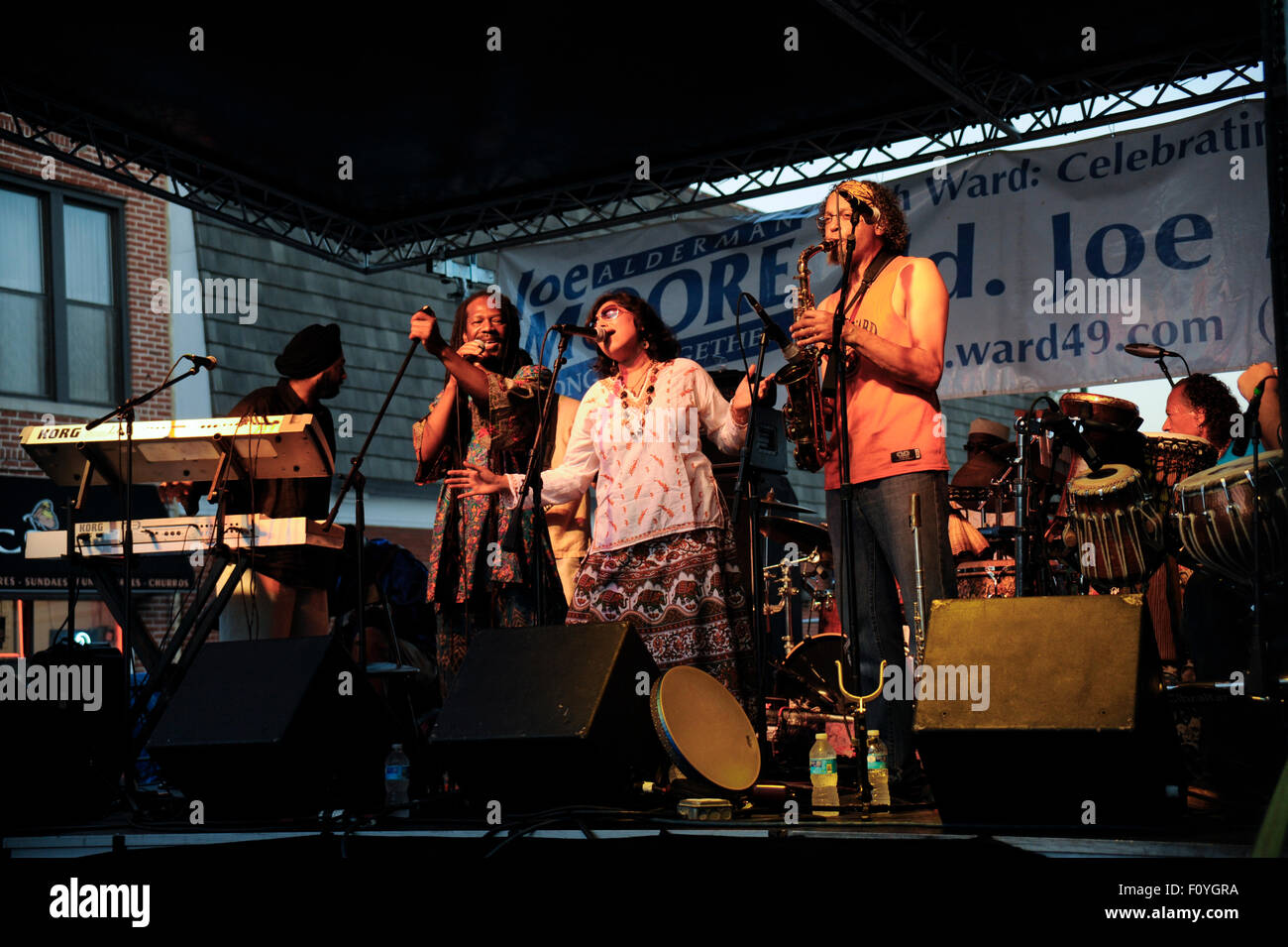 Banda Funkadesi giocando a celebrare Clark Street festival in Rogers Park quartiere, Chicago, Illinois. Foto Stock