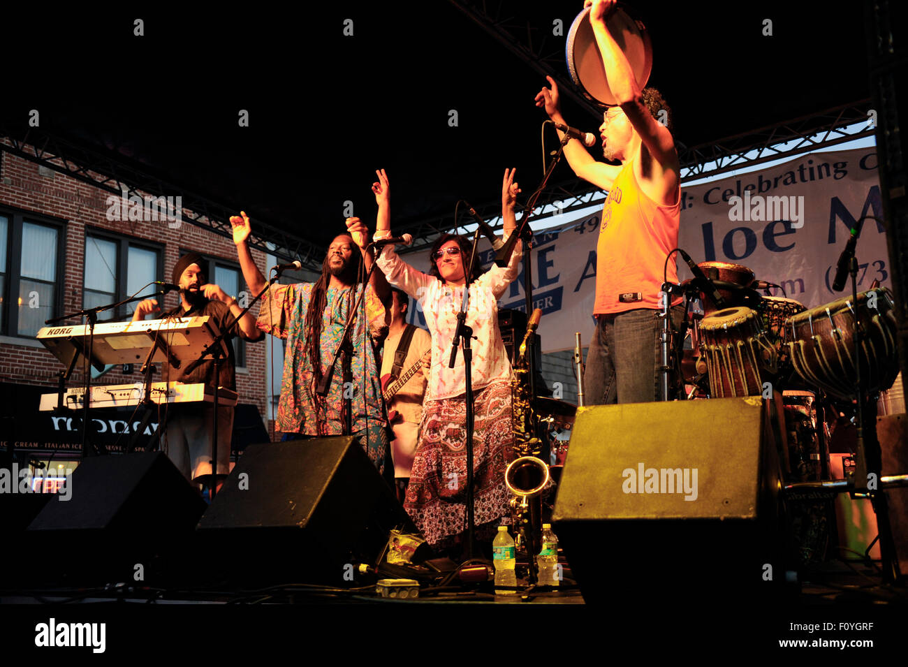 Banda Funkadesi giocando a celebrare Clark Street festival in Rogers Park quartiere, Chicago, Illinois. Foto Stock