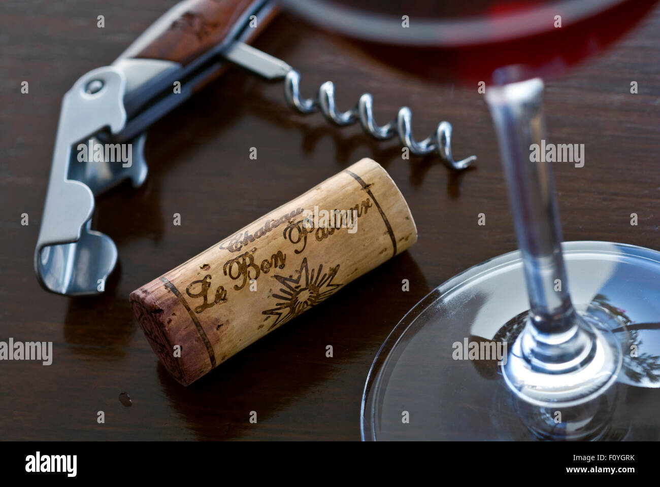 Vino 'le Bon Pasteur' cavatappi di vetro e sughero 'le Bon Pasteur' degustazione di vini Pomerol France Foto Stock