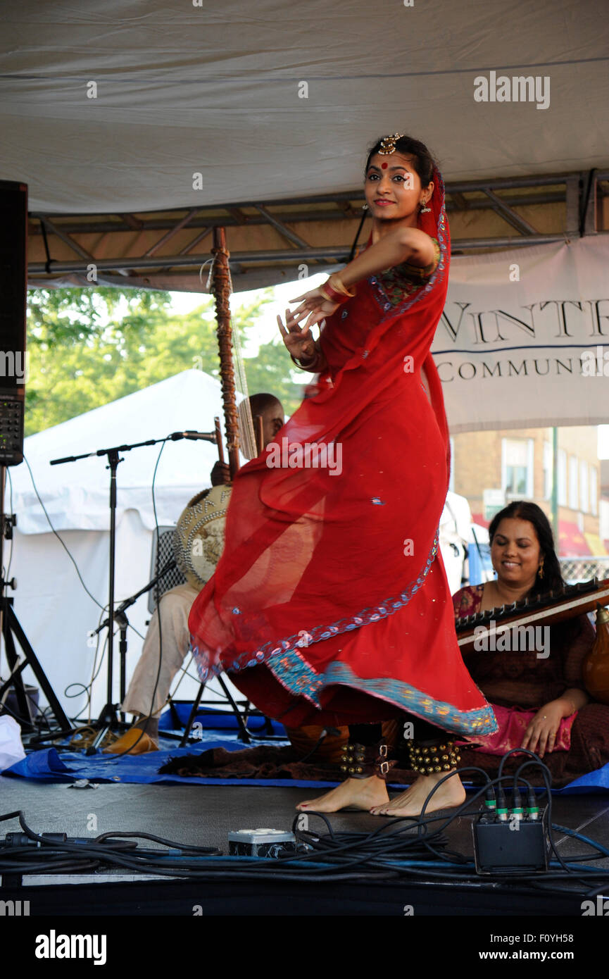 L'Indiano ensemble gruppo, Surabhi. Saraswathi Ranganathan sul sud indiane Veena strumento. Foto Stock