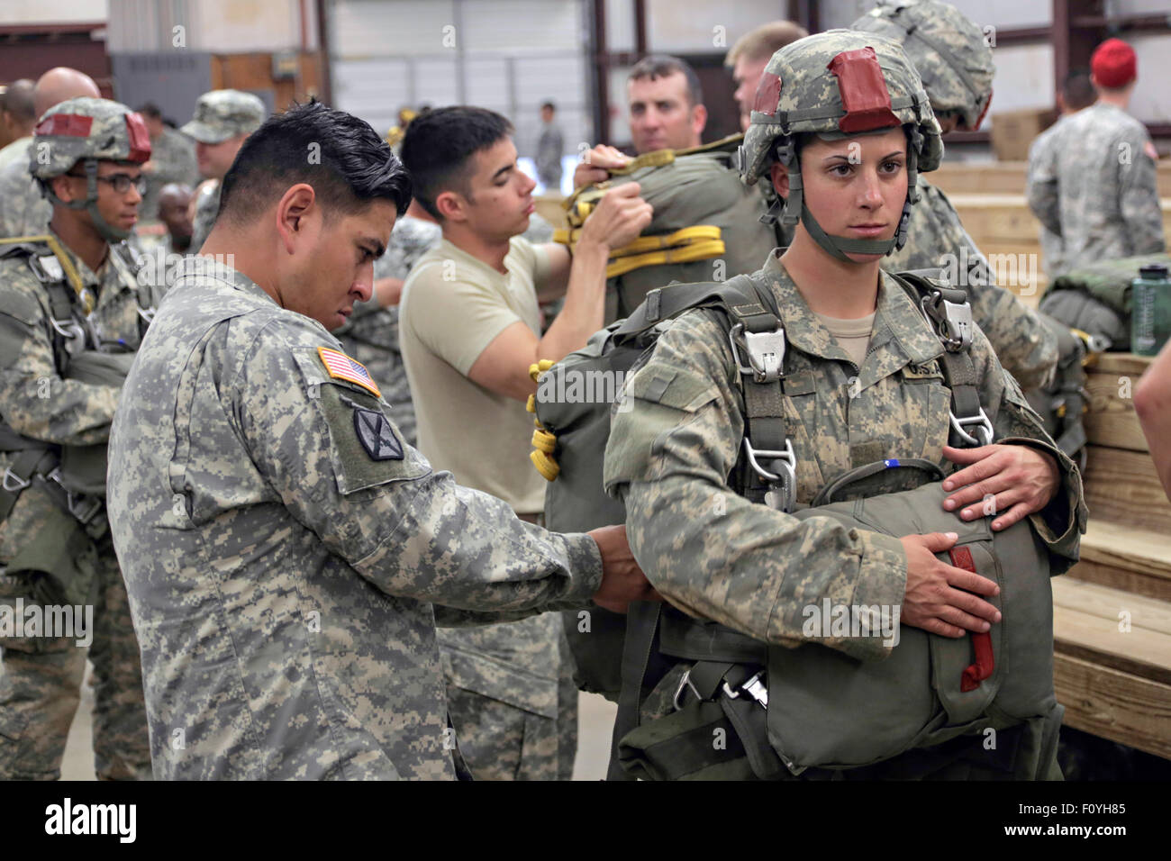 Stati Uniti Esercito 1Lt. Kristen Griest si prepara per una static-salto di linea come parte di un esercizio di volo durante il corso Ranger Aprile 25, 2015 a Fort Benning, Georgia. Griest e compagno soldato 1Lt. Shaye Haver è diventata la prima donna a laurearsi presso la 61-giorno lungo corso Ranger è considerato uno dei più intensi ed impegnativi in campo militare. Foto Stock