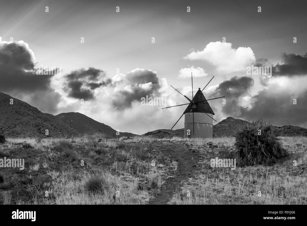 Il mulino a vento di Cape Gata parco naturale in Almería, Spagna. Foto Stock