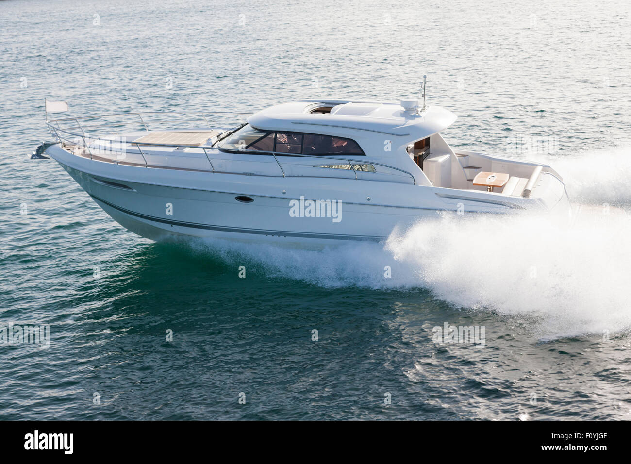 Elegante imbarcazione a motore vela ad alta velocità in una giornata di sole Foto Stock