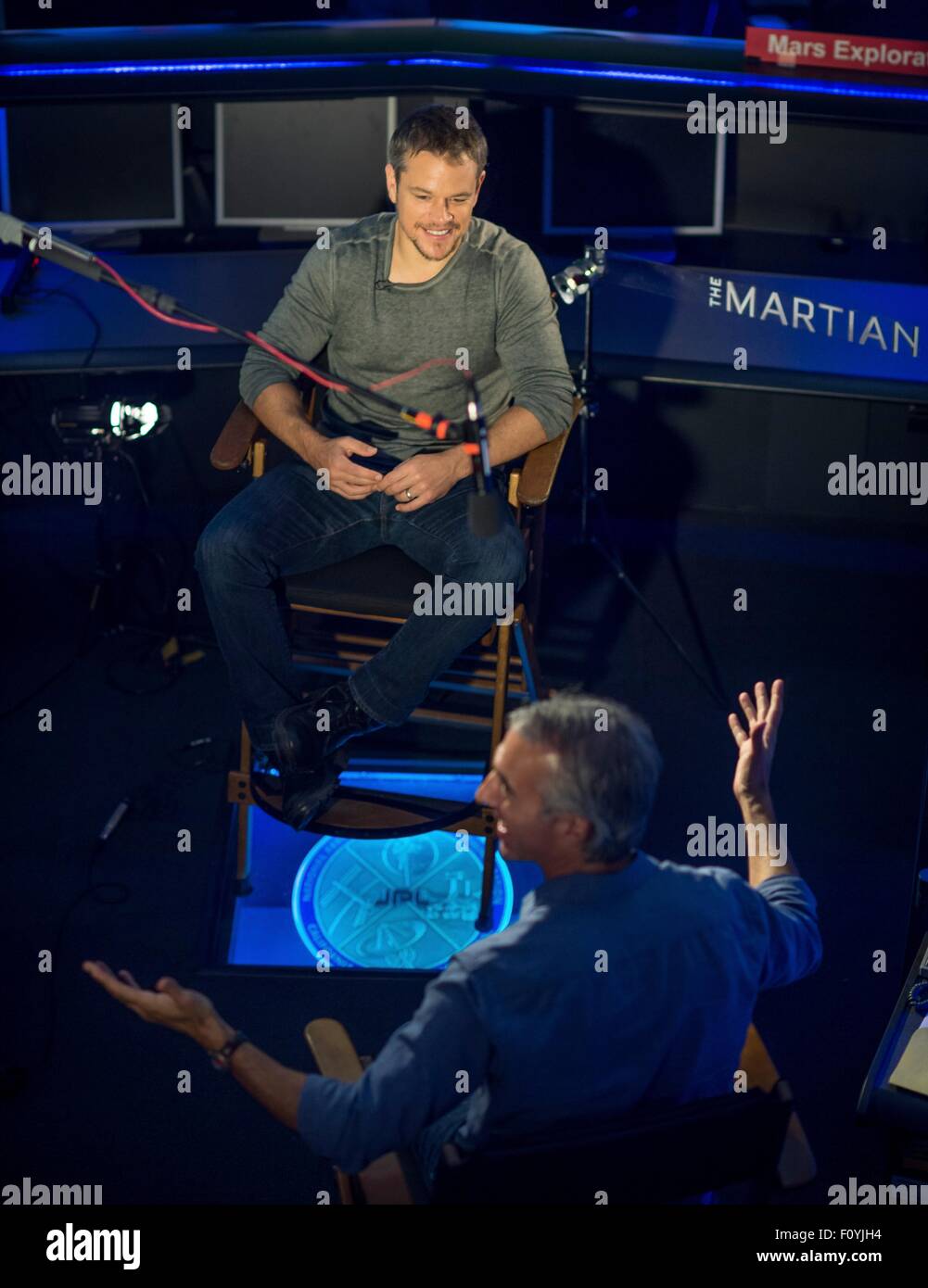 Attore Matt Damon durante una visita al laboratorio di propulsione di jet Agosto 18, 2015 a Pasadena, in California. Damon stelle come astronauta Mark Watney nel film "Il marziano' e visitato con la NASA gli scienziati e gli ingegneri che hanno servito come consulenti tecnici sulla pellicola. Foto Stock