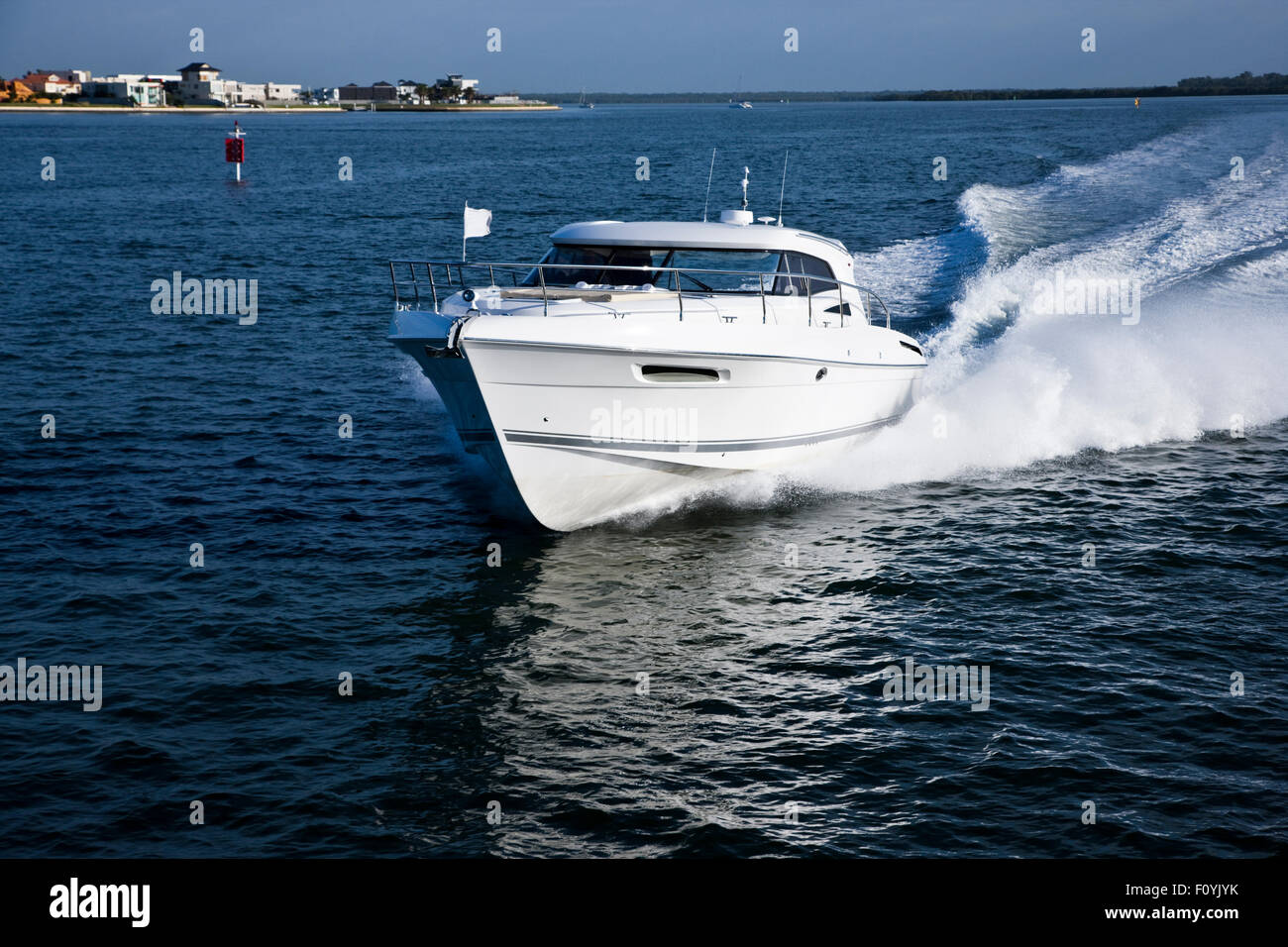 Piccola barca che viaggiano attraverso il mare in una giornata di sole Foto Stock