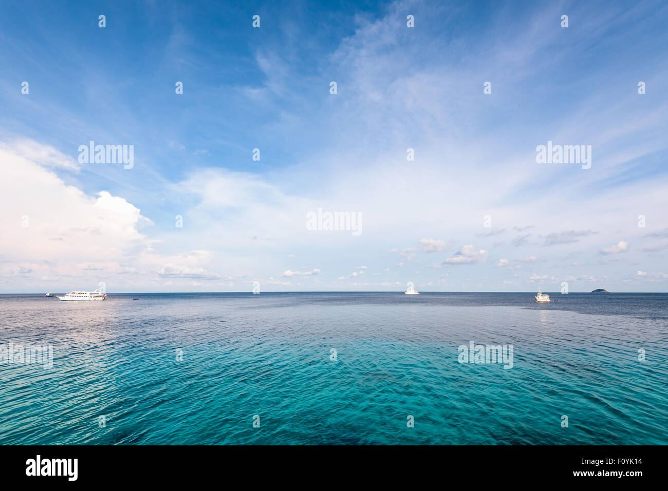 Lo sfondo è blu cielo e cloud in estate oltre il mare delle Andamane a Baia di luna di miele in Mu Koh Similan Island National Park, Phang Nga Foto Stock