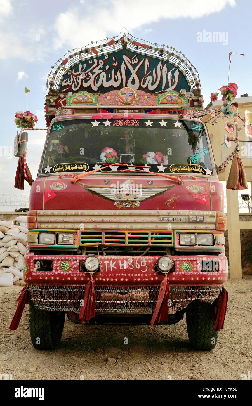 Un jingle afgano carrello caricato con forniture umanitarie durante il funzionamento Buffalo Thunder II alla quinta sede Kandak Giugno 30, 2012 in Shorabak, Afghanistan. Foto Stock